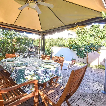 Cozy In With Outdoor Swimming Pool Casa vacanze