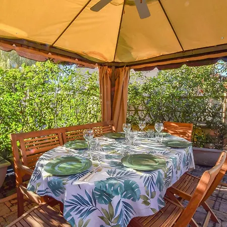 Cozy In With Outdoor Swimming Pool Holiday home *